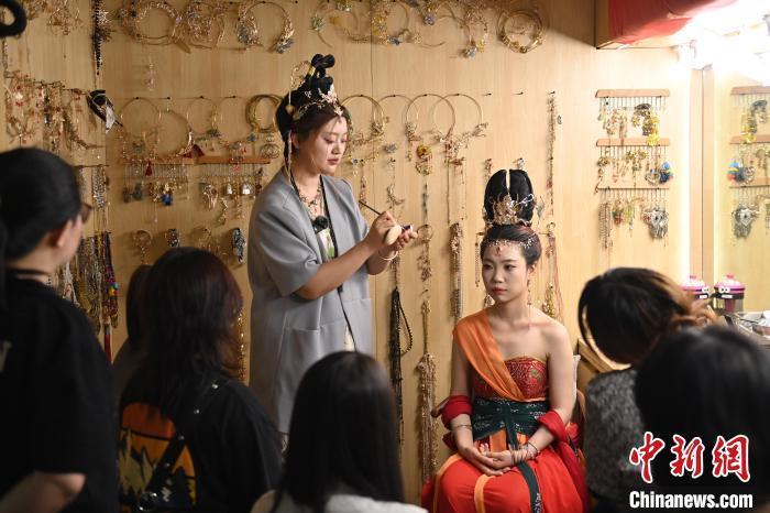 6月6日，在甘肅敦煌青年夜校課程中，青年學(xué)員學(xué)習(xí)敦煌美妝課程。李亞龍 攝
