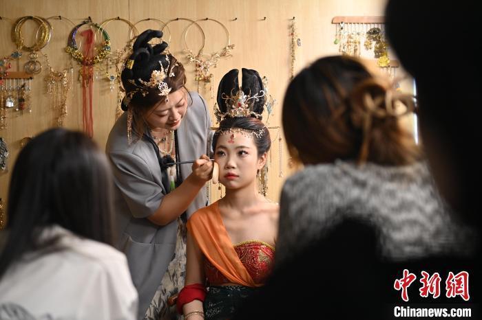 6月6日，在甘肅敦煌青年夜校課程中，青年學(xué)員學(xué)習(xí)敦煌美妝課程。李亞龍 攝　　