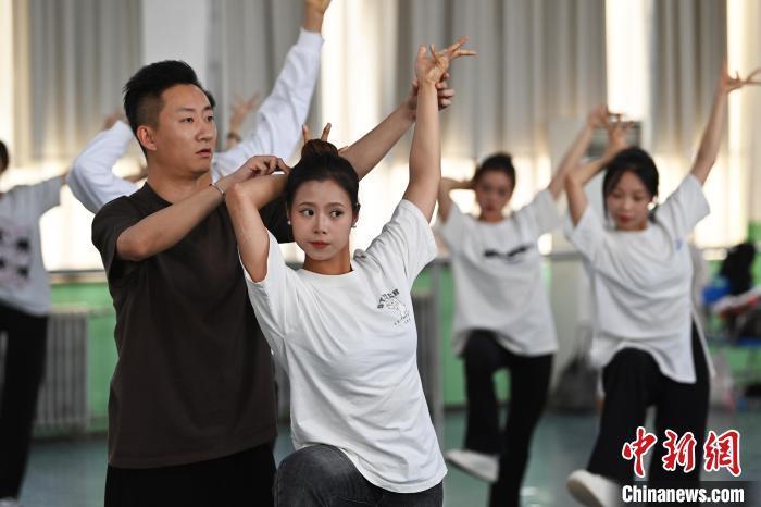 6月6日，在甘肅敦煌青年夜校課程中，青年學(xué)員學(xué)習(xí)敦煌舞課程。李亞龍 攝　　
