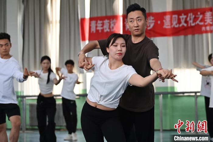 6月6日，在甘肅敦煌青年夜校課程中，學(xué)員學(xué)習(xí)敦煌舞課程。李亞龍 攝　　