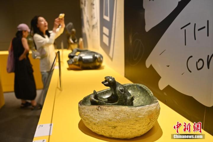 圖為該藝術(shù)展展陳的蛇紋石作品《河馬池》。中新社記者 李亞龍 攝