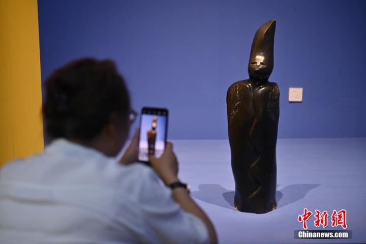 圖為游客拍攝蛇紋石作品《貴婦人》。中新社記者 李亞龍 攝