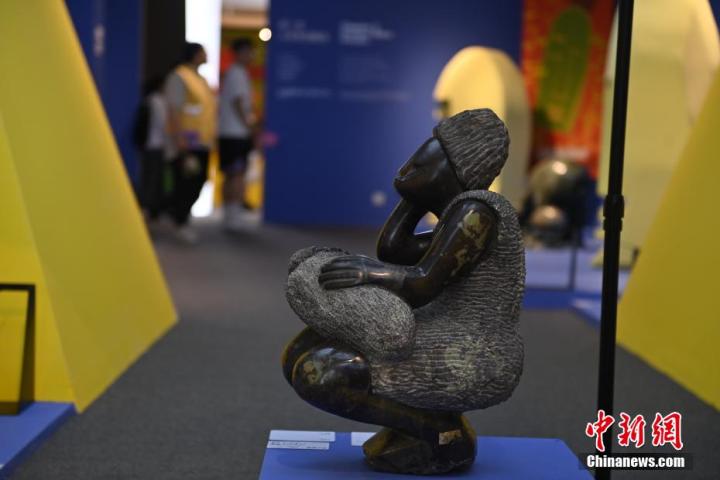 圖為游客參觀藝術(shù)展。中新社記者 李亞龍 攝</p>
<p>