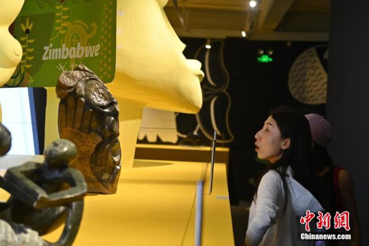 圖為游客參觀藝術(shù)展。中新社記者 李亞龍 攝