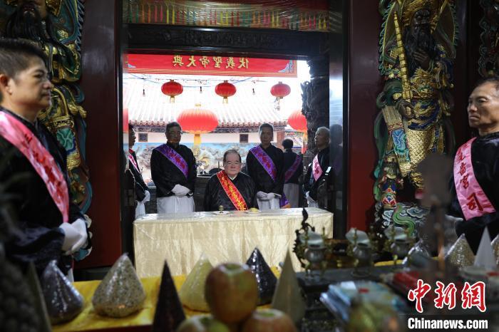 6月21日，“2024(甲辰年)兩岸共祭人文始祖伏羲典禮”在臺(tái)灣新北舉行。擔(dān)任主祭官的先嗇宮董事長(zhǎng)、中國(guó)國(guó)民黨前秘書(shū)長(zhǎng)李乾龍(中)出席典禮并擔(dān)任主祭官。中新社記者 張曉曦 攝
