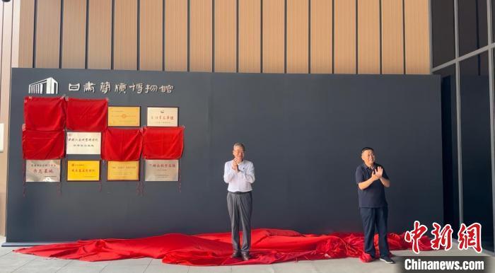 2024年7月15日，中國博物館協(xié)會理事長劉曙光為甘肅簡牘博物館“國家一級博物館”揭牌。高瑩 攝