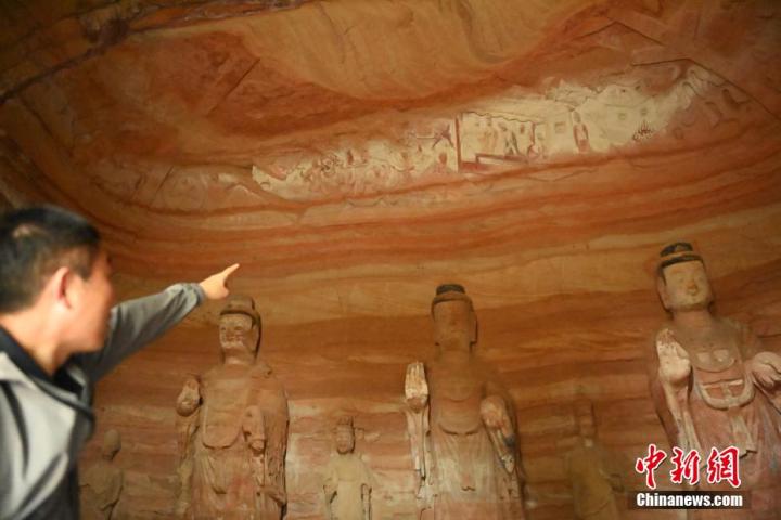 7月15日，甘肅省平?jīng)鍪袥艽h百里石窟長廊中的南石窟寺1號窟內(nèi)，工作人員介紹窟內(nèi)僅存的浮雕——佛傳故事。百里石窟長廊位于涇川縣境內(nèi)，由512個石窟、5眼窟中石井組成，現(xiàn)存王母宮石窟、鳳凰山石窟、南石窟寺、丈八寺石窟、羅漢洞石窟、太山寺石窟等規(guī)模較大的石窟群，還有數(shù)量眾多的小石窟群。南石窟寺開鑿于北魏永平三年，其中1號窟屬于大型七佛窟，七佛高達6米。中新社記者 李亞龍 攝</p>
<p>