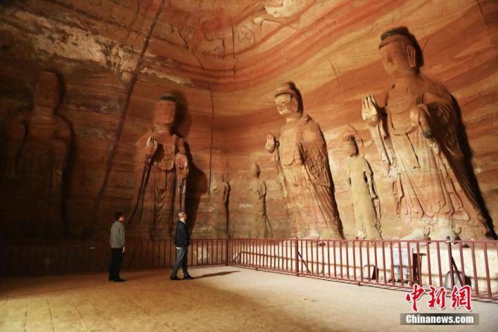 7月15日，游人參觀甘肅省平?jīng)鍪袥艽h百里石窟長廊中的南石窟寺1號窟。百里石窟長廊位于涇川縣境內(nèi)，由512個石窟、5眼窟中石井組成，現(xiàn)存王母宮石窟、鳳凰山石窟、南石窟寺、丈八寺石窟、羅漢洞石窟、太山寺石窟等規(guī)模較大的石窟群，還有數(shù)量眾多的小石窟群。南石窟寺開鑿于北魏永平三年，其中1號窟屬于大型七佛窟，七佛高達6米。中新社記者 李亞龍 攝