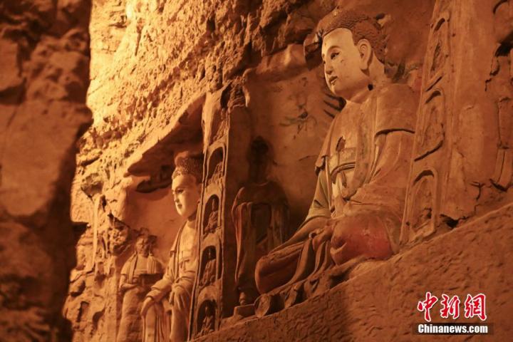 7月15日，甘肅省平?jīng)鍪袥艽h百里石窟長廊中的王母宮石窟造像。百里石窟長廊位于涇川縣境內(nèi)，由512個石窟、5眼窟中石井組成，現(xiàn)存王母宮石窟、鳳凰山石窟、南石窟寺、丈八寺石窟、羅漢洞石窟、太山寺石窟等規(guī)模較大的石窟群，還有數(shù)量眾多的小石窟群。王母宮石窟又名千佛洞，該窟設(shè)計宏大，造像生動，窟內(nèi)擁有造像數(shù)百尊，是較為珍貴的佛教文化歷史遺存。中新社記者 李亞龍 攝</p>
<p>