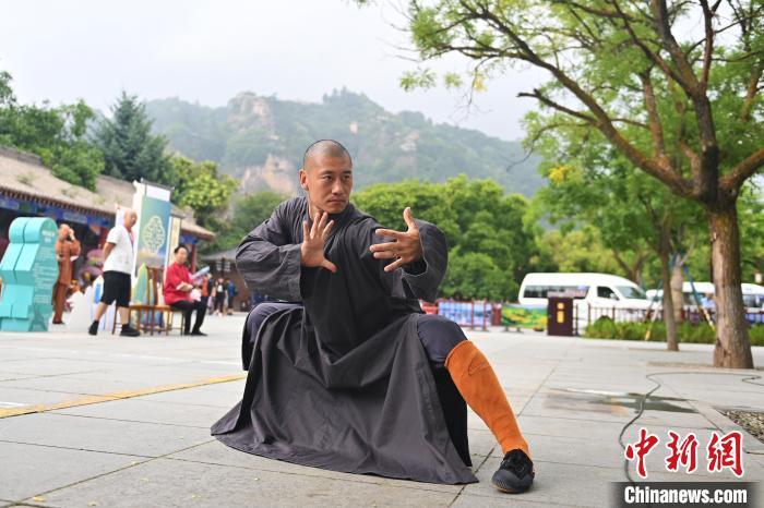 7月14日，甘肅省平?jīng)鍪嗅轻忌骄皡^(qū)內(nèi)，嵩山少林弟子展示武藝。7月13日至14日，“2024年北京體育大學第十五屆國際武術比賽交流大會暨首屆崆峒山國際武術大會”舉行，大會也在崆峒山景區(qū)進行問道崆峒、武術高級研修班、崆峒拜師等系列活動。中新社記者 李亞龍 攝</p>
<p>