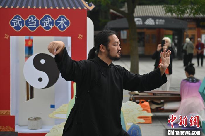 7月14日，甘肅省平?jīng)鍪嗅轻忌骄皡^(qū)內(nèi)，武當玄武派傳承人展示武當武術。7月13日至14日，“2024年北京體育大學第十五屆國際武術比賽交流大會暨首屆崆峒山國際武術大會”舉行，大會也在崆峒山景區(qū)進行問道崆峒、武術高級研修班、崆峒拜師等系列活動。中新社記者 李亞龍 攝</p>
<p>