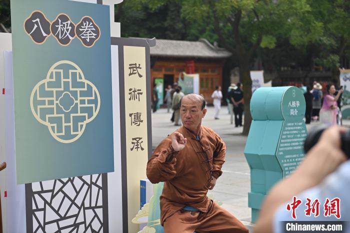 7月14日，甘肅省平?jīng)鍪嗅轻忌骄皡^(qū)內(nèi)，八極拳傳承人展示八極拳。7月13日至14日，“2024年北京體育大學第十五屆國際武術比賽交流大會暨首屆崆峒山國際武術大會”舉行，大會也在崆峒山景區(qū)進行問道崆峒、武術高級研修班、崆峒拜師等系列活動。中新社記者 李亞龍 攝</p>
<p>