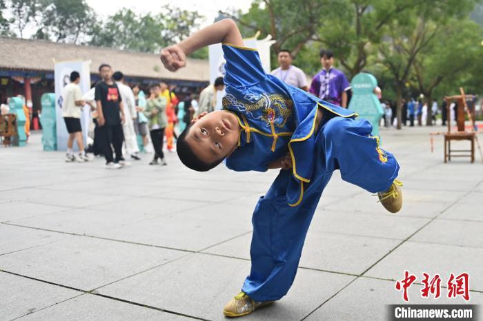 7月14日，甘肅省平?jīng)鍪嗅轻忌骄皡^(qū)內(nèi)，小朋友展示查拳。7月13日至14日，“2024年北京體育大學第十五屆國際武術比賽交流大會暨首屆崆峒山國際武術大會”舉行，大會也在崆峒山景區(qū)進行問道崆峒、武術高級研修班、崆峒拜師等系列活動。中新社記者 李亞龍 攝</p>
<p>