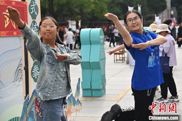 7月14日，甘肅省平?jīng)鍪嗅轻忌骄皡^(qū)內(nèi)，霍氏練手拳傳承人、霍元甲玄孫女霍靜虹(右)教授武術愛好者霍氏練手拳。7月13日至14日，“2024年北京體育大學第十五屆國際武術比賽交流大會暨首屆崆峒山國際武術大會”舉行，大會也在崆峒山景區(qū)進行問道崆峒、武術高級研修班、崆峒拜師等系列活動。中新社記者 李亞龍 攝</p>
<p>