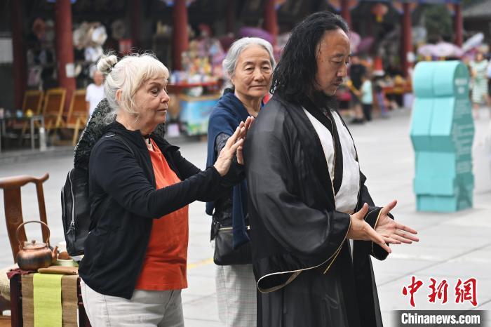 7月14日，甘肅省平?jīng)鍪嗅轻忌骄皡^(qū)內(nèi)，外籍武術愛好者感受青城武術。7月13日至14日，“2024年北京體育大學第十五屆國際武術比賽交流大會暨首屆崆峒山國際武術大會”舉行，大會也在崆峒山景區(qū)進行問道崆峒、武術高級研修班、崆峒拜師等系列活動。中新社記者 李亞龍 攝</p>
<p>