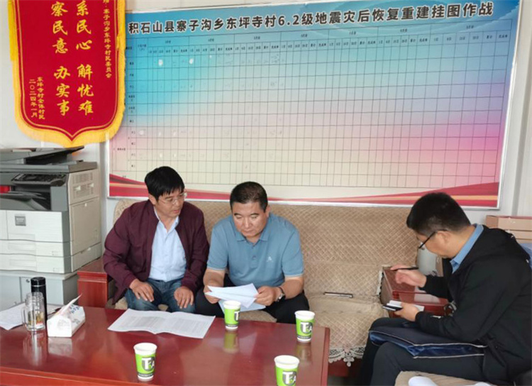 州縣紀(jì)委監(jiān)委機(jī)關(guān)聯(lián)合督查組對(duì)下沉干部 、駐村干部 、包村組長(zhǎng)、村干部 “四級(jí)”干部履職到崗情況，以及工作日志和民情臺(tái)賬、訴求臺(tái)賬進(jìn)行日常監(jiān)督檢查，壓實(shí)工作責(zé)任。.jpg