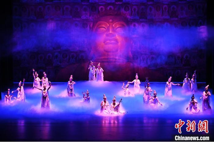 7月18日晚，中國經(jīng)典舞劇《絲路花雨》在甘肅蘭州黃河劇院進(jìn)行演出。中國經(jīng)典舞劇《絲路花雨》迎來45周年，7月17日-8月4日在蘭州開啟為期多天的駐場演出。該舞劇取材于敦煌莫高窟壁畫，集中國霓裳羽衣舞、敦煌舞、印度舞、黑巾舞、波斯馬鈴舞等于一身，自1979年演出至今，該劇先后在40多個國家和地區(qū)演出近4000場，觀眾550多萬人次。中新社記者 李亞龍 攝</p>
<p>