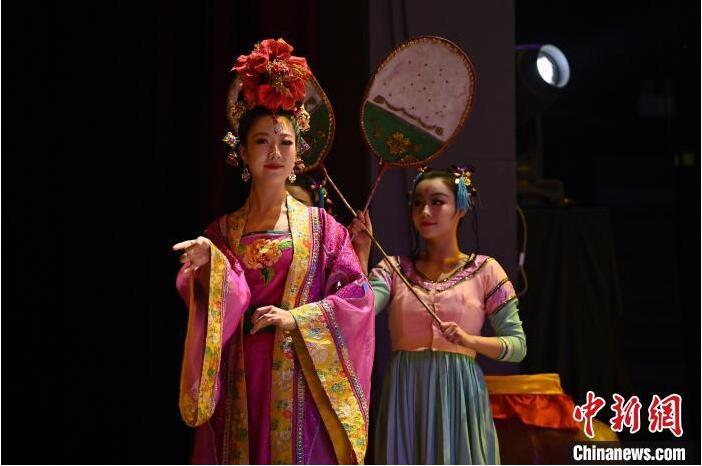 7月18日晚，中國經(jīng)典舞劇《絲路花雨》在甘肅蘭州黃河劇院進(jìn)行演出。中國經(jīng)典舞劇《絲路花雨》迎來45周年，7月17日-8月4日在蘭州開啟為期多天的駐場演出。該舞劇取材于敦煌莫高窟壁畫，集中國霓裳羽衣舞、敦煌舞、印度舞、黑巾舞、波斯馬鈴舞等于一身，自1979年演出至今，該劇先后在40多個國家和地區(qū)演出近4000場，觀眾550多萬人次。中新社記者 李亞龍 攝</p>
<p>