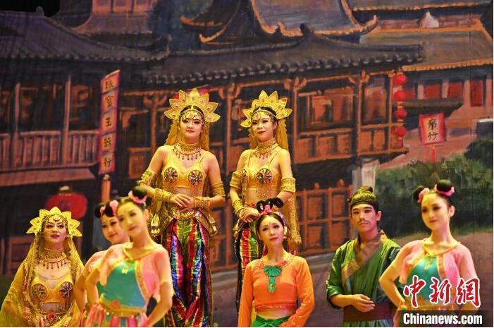 7月18日晚，中國經(jīng)典舞劇《絲路花雨》在甘肅蘭州黃河劇院進(jìn)行演出。中國經(jīng)典舞劇《絲路花雨》迎來45周年，7月17日-8月4日在蘭州開啟為期多天的駐場演出。該舞劇取材于敦煌莫高窟壁畫，集中國霓裳羽衣舞、敦煌舞、印度舞、黑巾舞、波斯馬鈴舞等于一身，自1979年演出至今，該劇先后在40多個國家和地區(qū)演出近4000場，觀眾550多萬人次。中新社記者 李亞龍 攝</p>
<p>