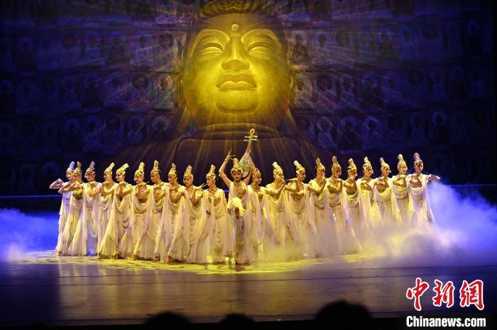 7月18日晚，中國經(jīng)典舞劇《絲路花雨》在甘肅蘭州黃河劇院演出。李亞龍 攝