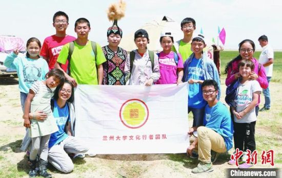 圖為蘭州大學(xué)文化行者團(tuán)隊(duì)走進(jìn)民族社區(qū)。(資料圖)蘭州大學(xué)供圖