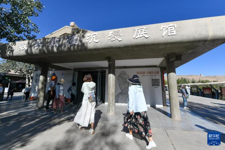 7月22日，游客排隊進(jìn)入“尋境敦煌——數(shù)字敦煌沉浸展”場館。新華社記者 郎兵兵 攝</p>
<p>