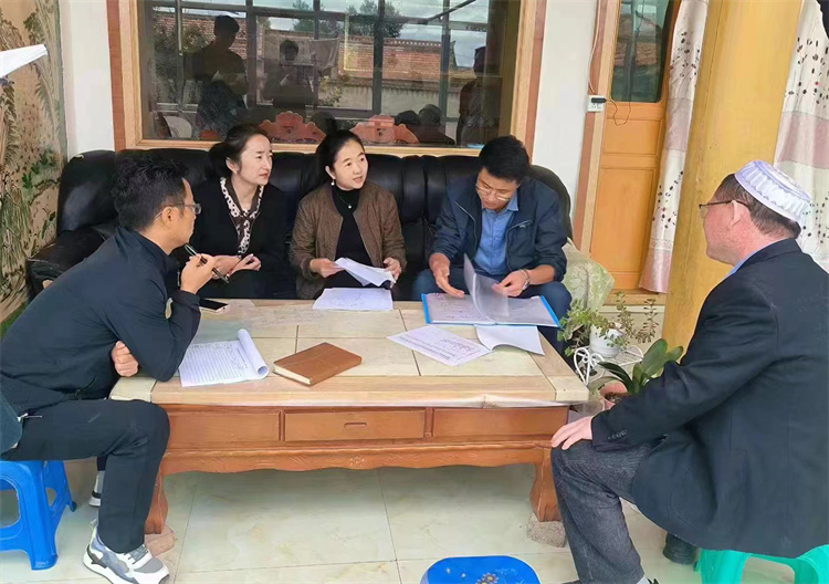 臨潭縣卓洛鄉(xiāng)紀(jì)委工作人員在下園子村農(nóng)戶家中了解在發(fā)放大病救助補(bǔ)助資金中是否存在落實(shí)不及時(shí)、不到位等作風(fēng)方面的問題。.jpg
