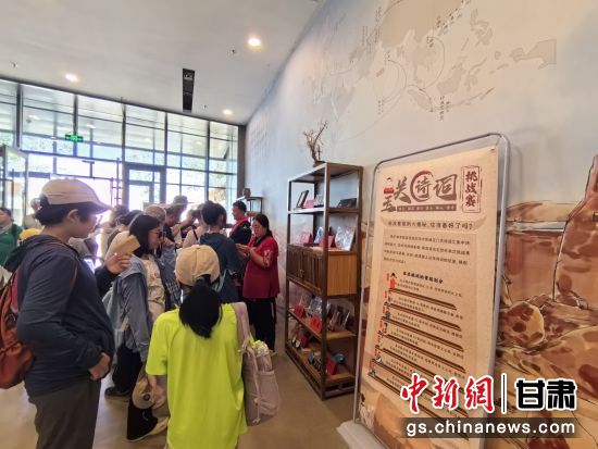 近日，玉門關(guān)遺址景區(qū)開(kāi)啟了一場(chǎng)精彩紛呈的玉關(guān)詩(shī)詞挑戰(zhàn)賽，吸引眾多游人參與其中。玉門關(guān)遺址景區(qū)供圖