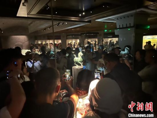 8月17日至23日，“濃濃民族情 兩岸一家親”臺(tái)灣同胞參訪團(tuán)甘肅行交流活動(dòng)在甘肅展開。圖為臺(tái)胞參觀甘肅省博物館。中新社記者 閆姣 攝