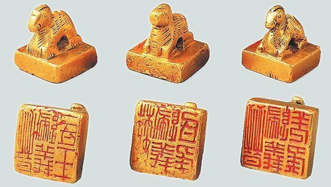 從左至右依次為“晉歸義羌侯”金印、“晉歸義氐王”金印、“魏歸義氐侯”金印