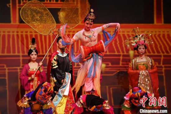 2023年第六屆敦煌文博會(huì)期間，系列演藝上演。(資料圖)李亞龍 攝