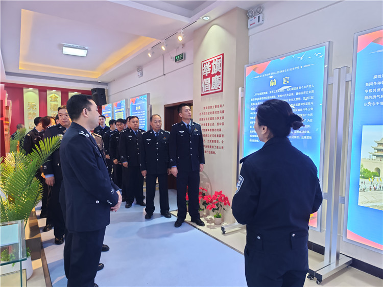 嘉峪關市公安局明珠路派出所參觀市公安局紀法廉政警示教育基地。.jpg