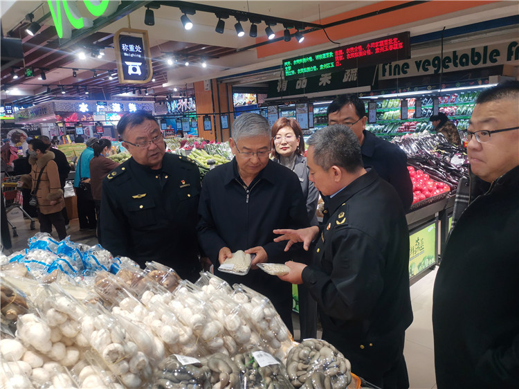 圖為市委常委、市紀委書記、市監(jiān)委主任張學勇調研食品安全責任包保企業(yè)西部天地商貿有限責任公司.jpg